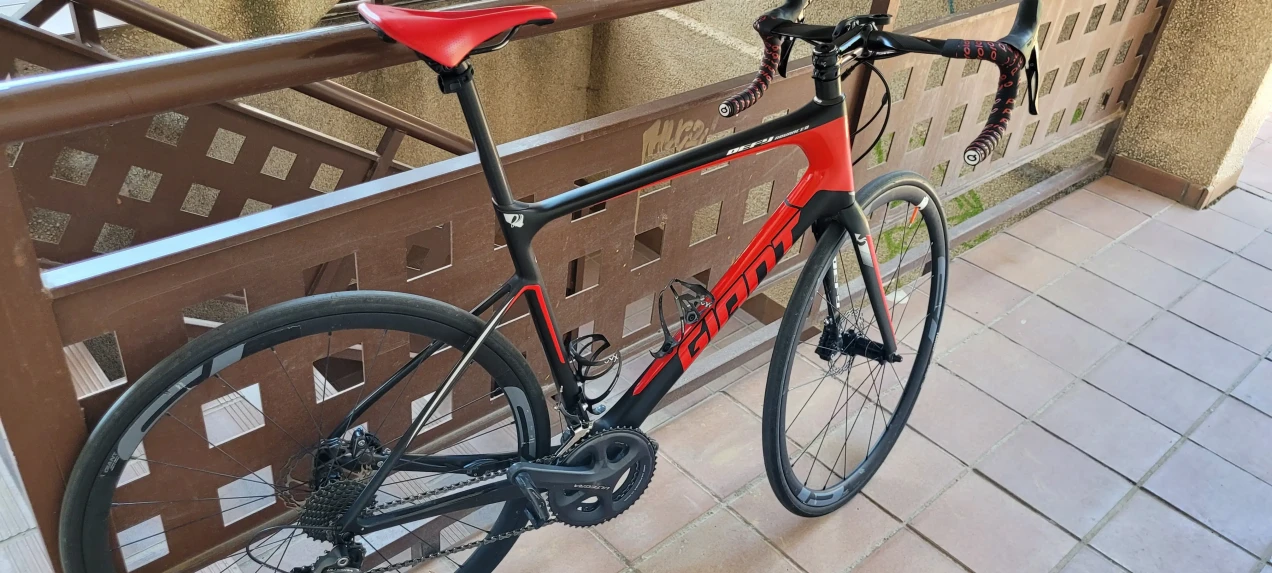 giant defy red black