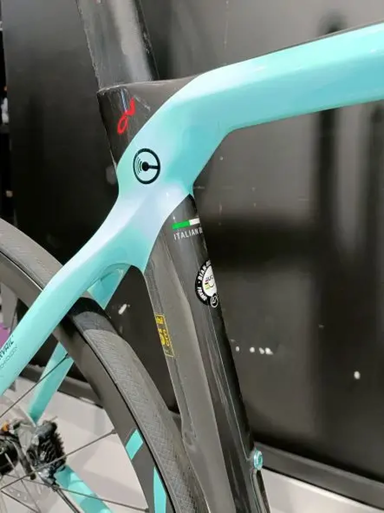 bianchi oltre xr4 cv ultegra di2 compact disc road bike 2019