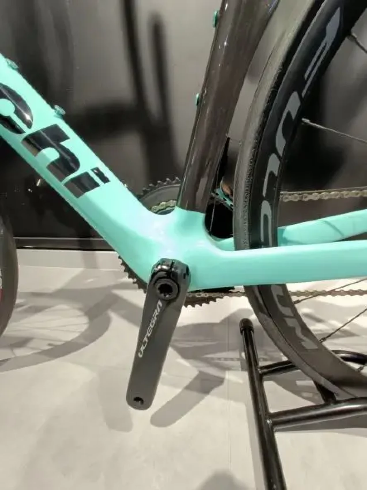 bianchi oltre xr4 cv ultegra di2 compact disc road bike 2019