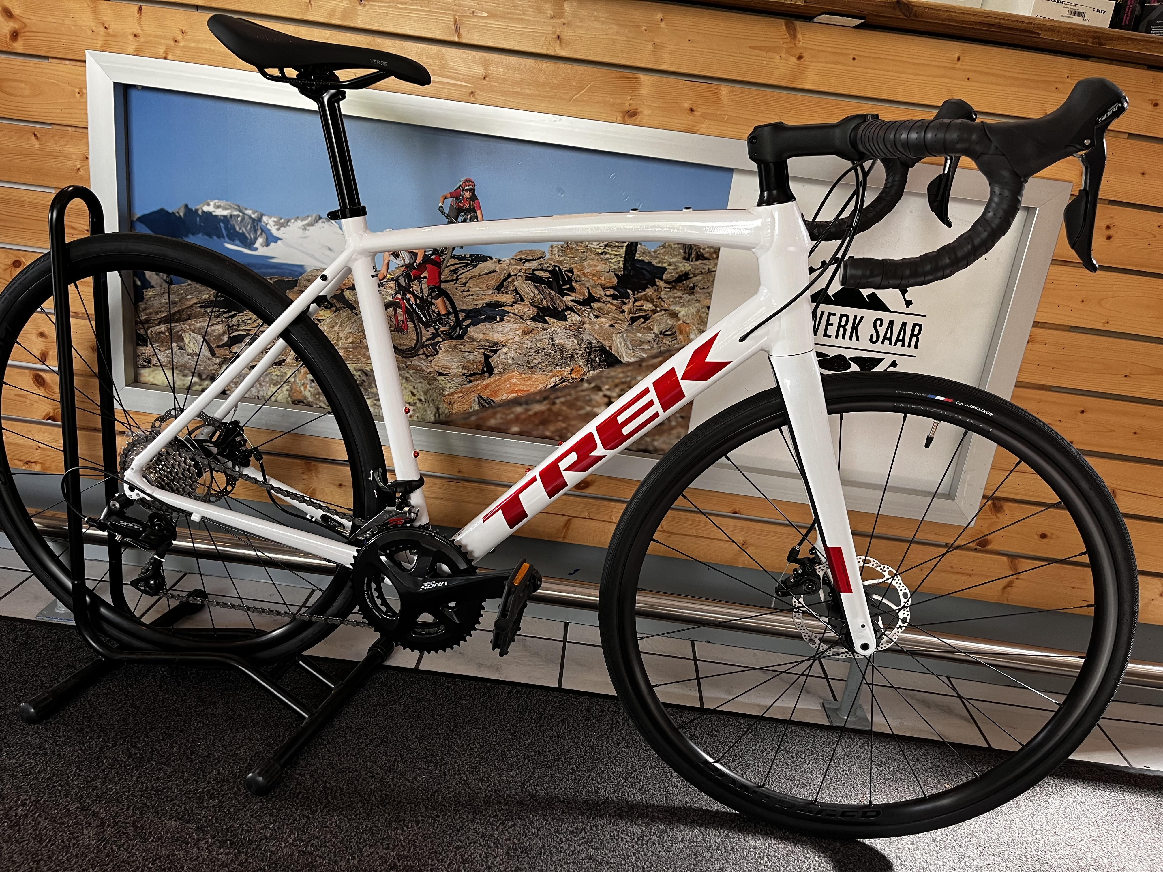 Trek Domane AL 3 Disc used in 56 cm | buycycle