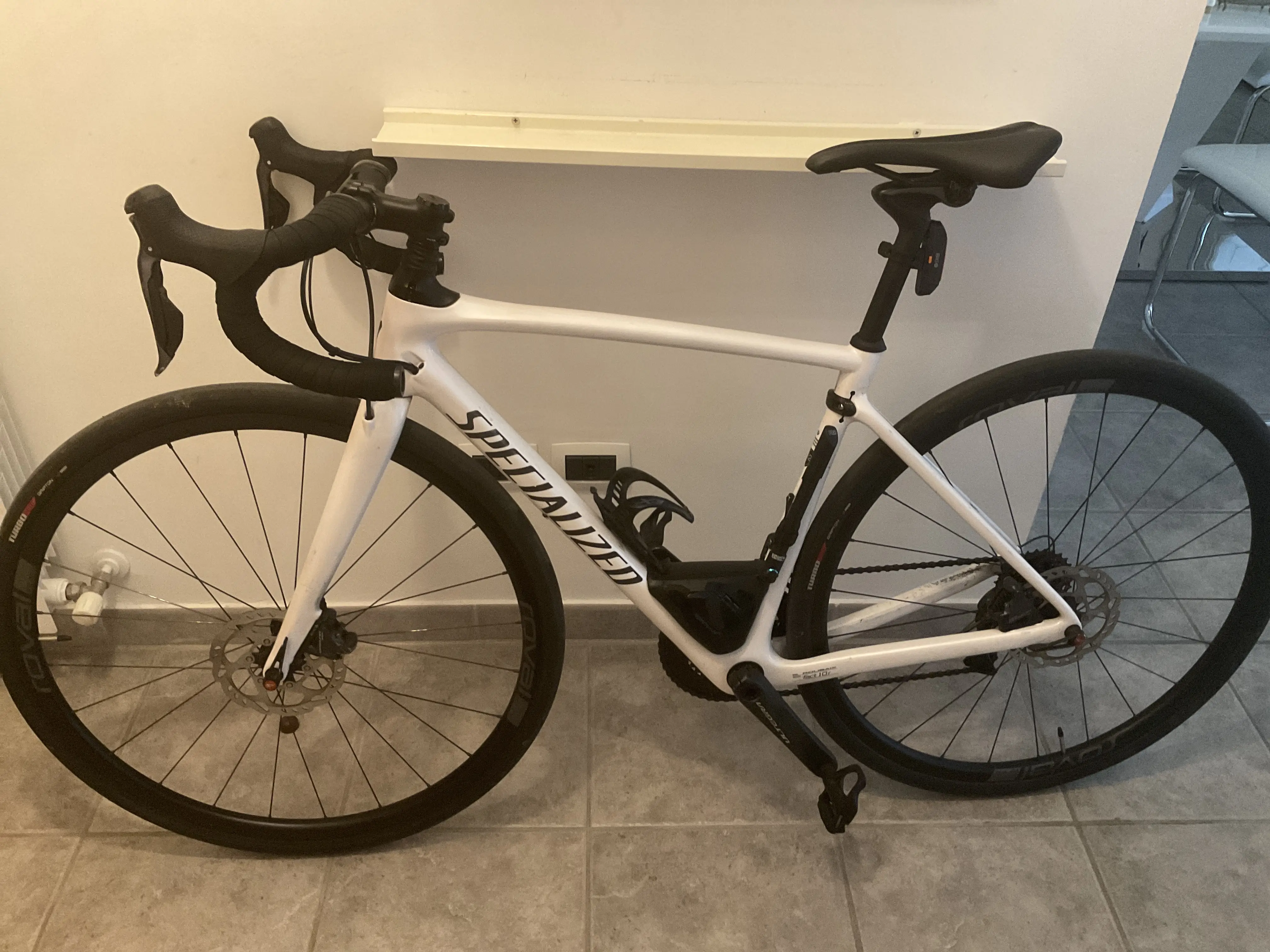 Specialized Roubaix Expert Ultegra Di2 used in 52 cm buycycle