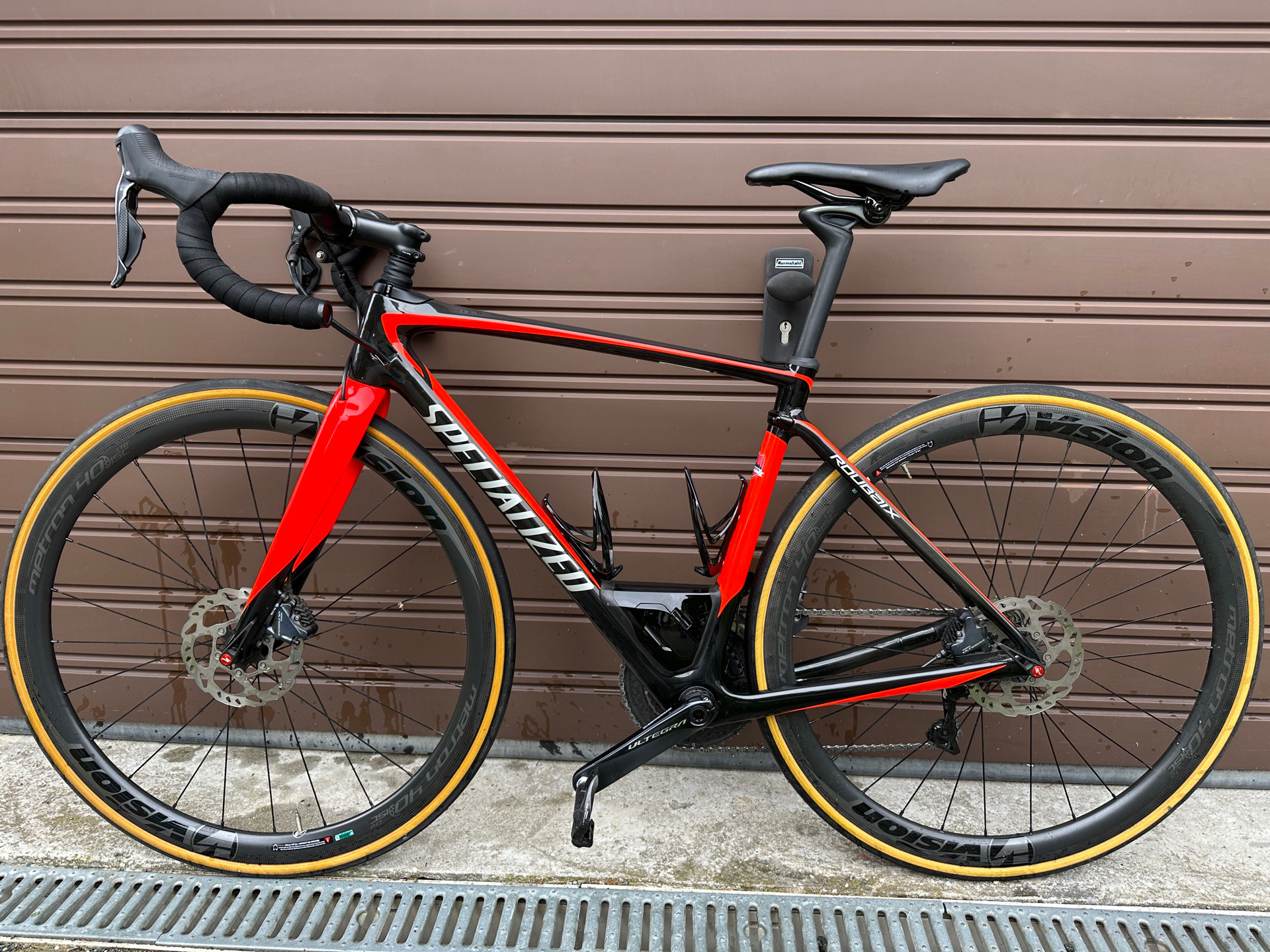 Specialized Roubaix Expert Ultegra Di2 used in 52 cm buycycle