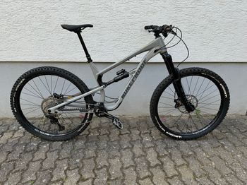 Used Nukeproof Mega 290 Alloy Comp 2021 2021 Mountainbike, Light Gray, 29 — image 1 of 4