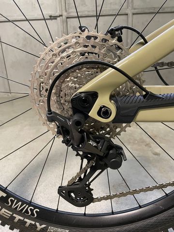 Used Lapierre Spicy CF 7.9 2022 2022 Mountainbike, Light Gray, 29 — image 3 of 20