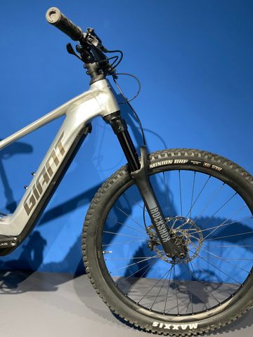 Used Giant Stance E+ 0 Pro 2024 Mountainbike, Light Gray — image 3 of 5