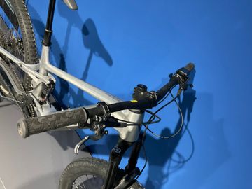 Used Giant Stance E+ 0 Pro 2024 Mountainbike, Light Gray — image 4 of 5
