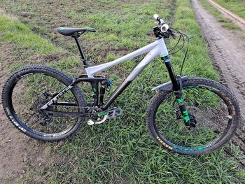 Gebrauchtes CUBE FRITZZ 180 HPA Race 27.5 2017 Mountainbike, Hellgrau — Bild 1 von 7