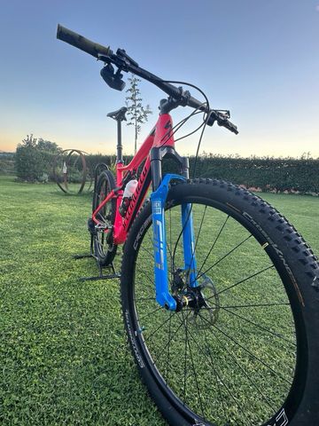 Używany Specialized Men's Epic Comp Carbon 2018 2018 Mountainbike — zdjęcie 2 z 9