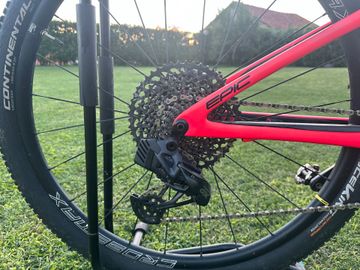 Używany Specialized Men's Epic Comp Carbon 2018 2018 Mountainbike — zdjęcie 3 z 9