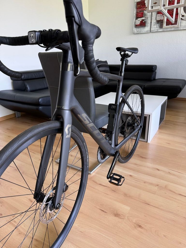 Used Scott Addict 10 disc carbon 2021 2021 Road & Gravel, Black — image 2 of 20