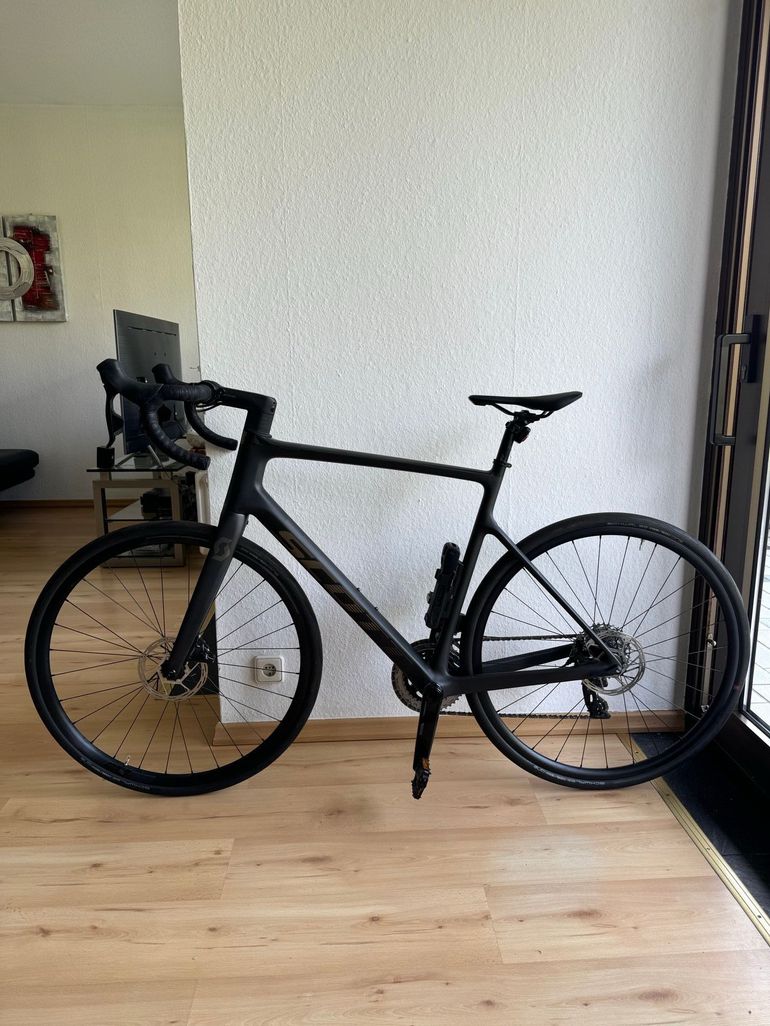 Used Scott Addict 10 disc carbon 2021 2021 Road & Gravel, Black — image 1 of 20