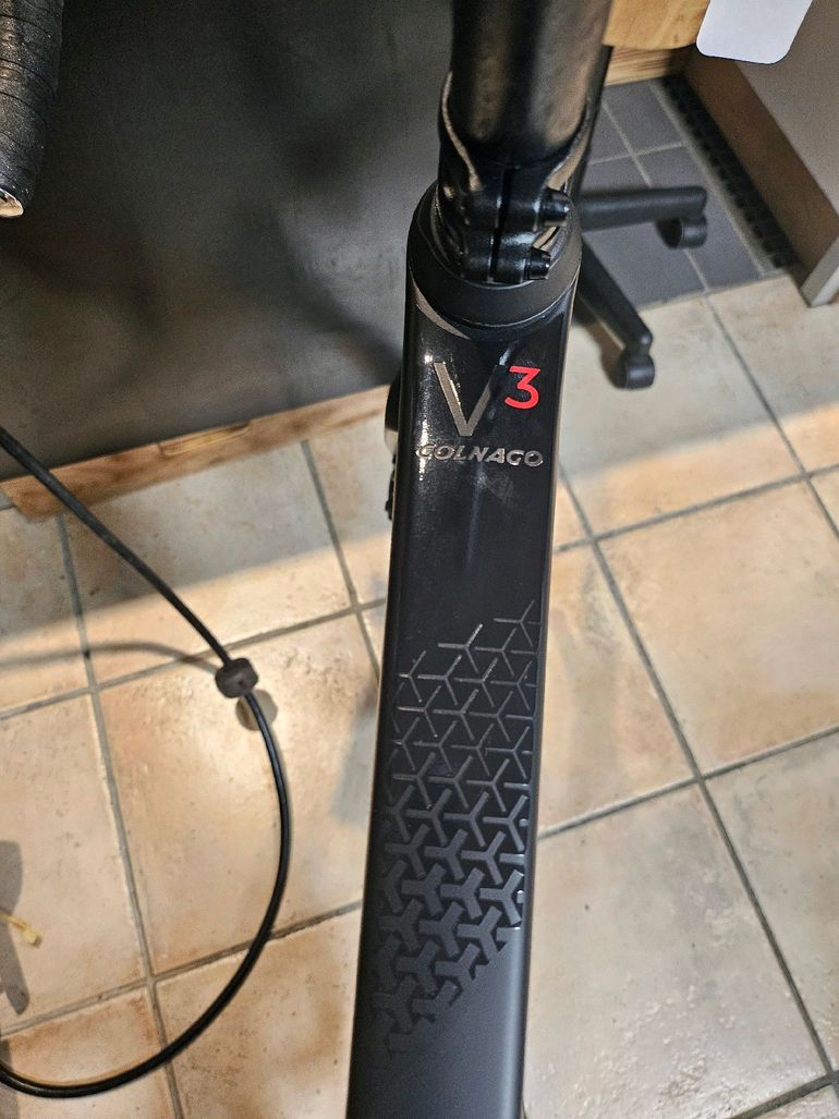 Brugt Colnago V3 Disc 105 Bike 2023 2023 Road & Gravel — billede 4 af 5