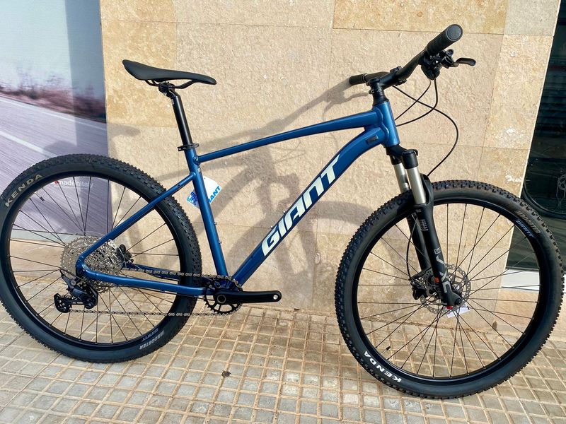 Used Giant Talon 0 2022 2022 Mountainbike, Blue, 27.5, 29 — image 1 of 4