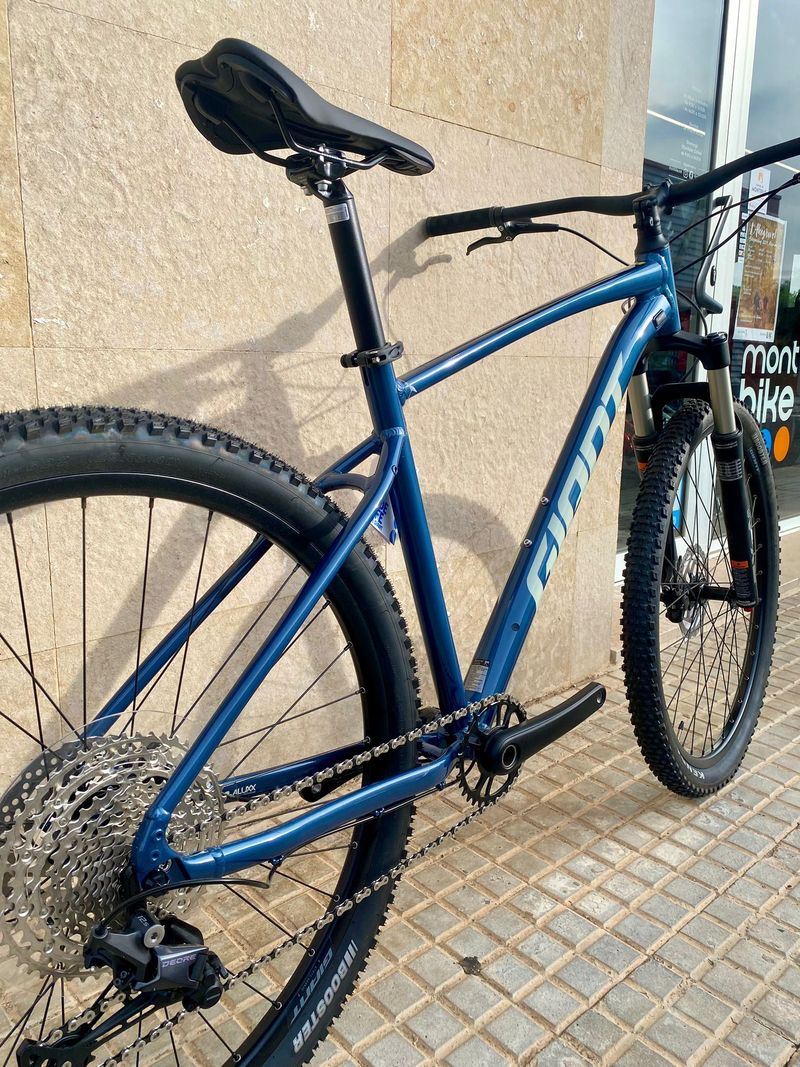 Used Giant Talon 0 2022 2022 Mountainbike, Blue, 27.5, 29 — image 2 of 4
