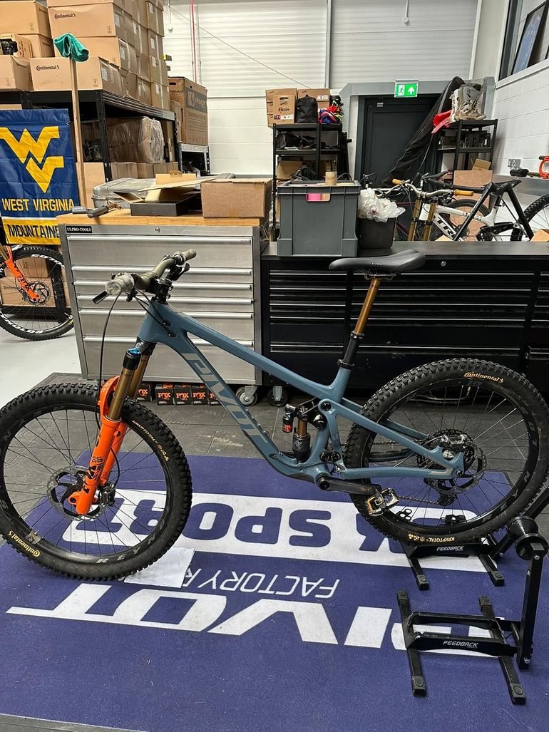 Used Pivot Shadowcat Team XTR 2023 2023 Mountainbike, Blue, 27.5 — image 20 of 38