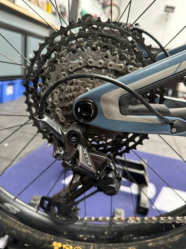 Used Pivot Shadowcat Team XTR 2023 2023 Mountainbike, Blue, 27.5 — image 28 of 38