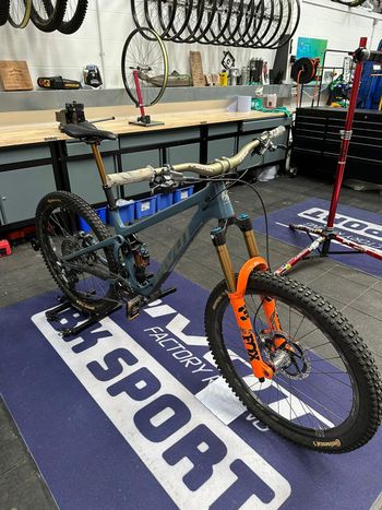 Used Pivot Shadowcat Team XTR 2023 2023 Mountainbike, Blue, 27.5 — image 6 of 38