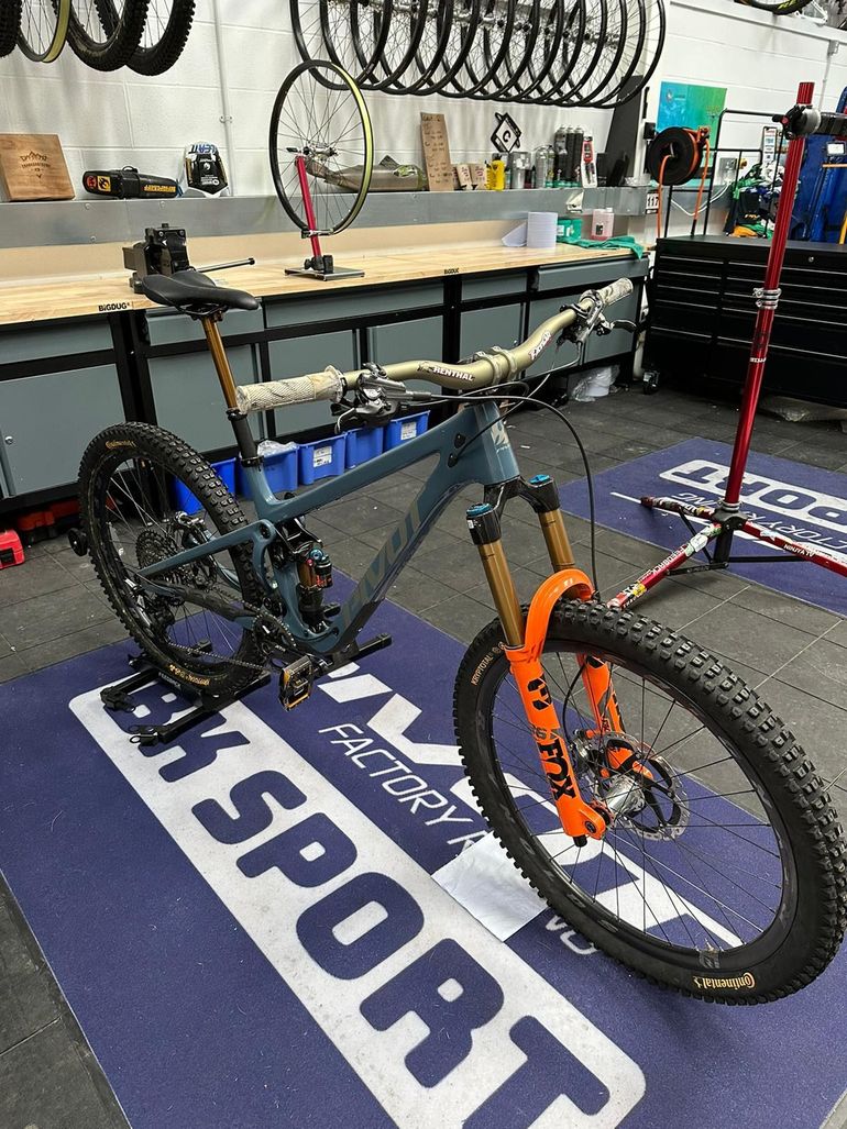 Used Pivot Shadowcat Team XTR 2023 2023 Mountainbike, Blue, 27.5 — image 6 of 38