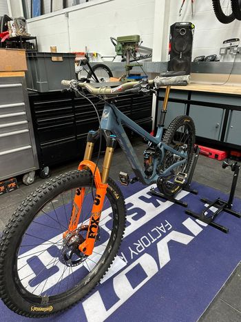 Used Pivot Shadowcat Team XTR 2023 2023 Mountainbike, Blue, 27.5 — image 7 of 38