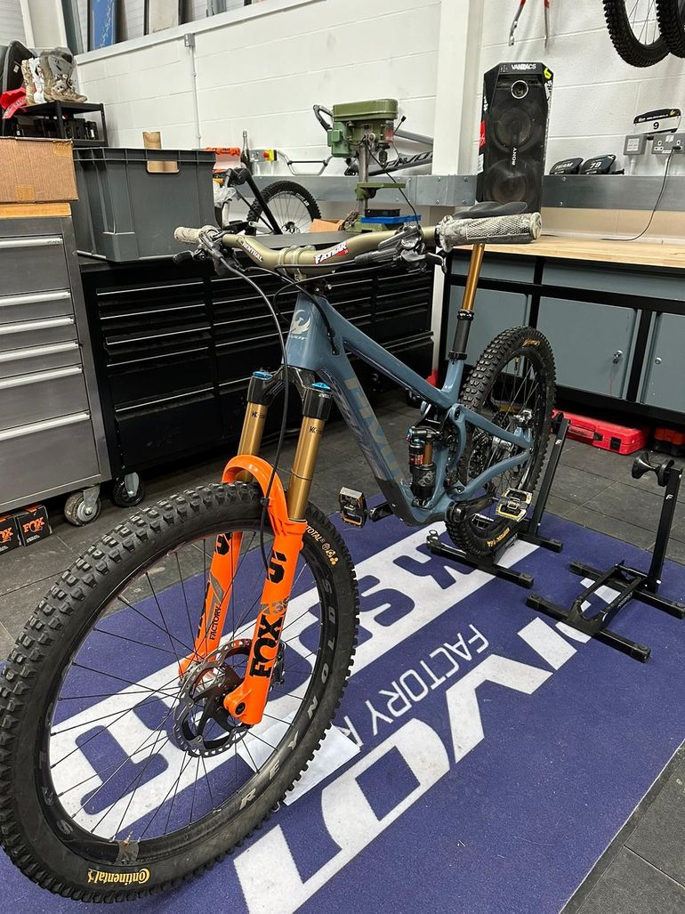 Used Pivot Shadowcat Team XTR 2023 2023 Mountainbike, Blue, 27.5 — image 7 of 38