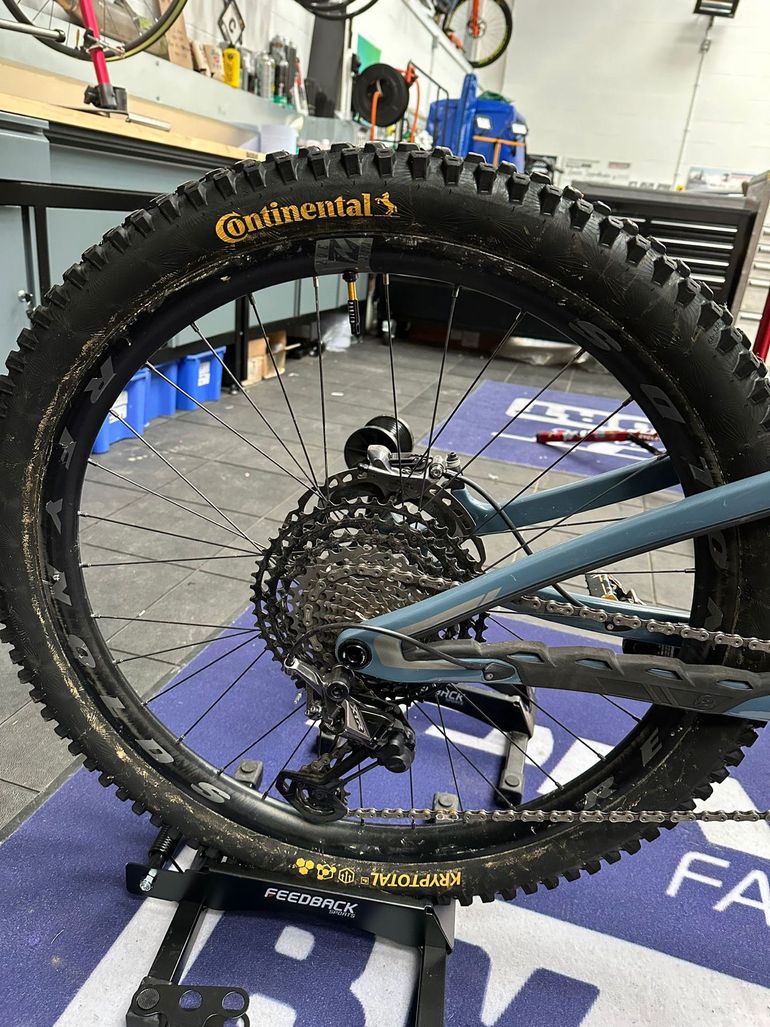 Used Pivot Shadowcat Team XTR 2023 2023 Mountainbike, Blue, 27.5 — image 27 of 38