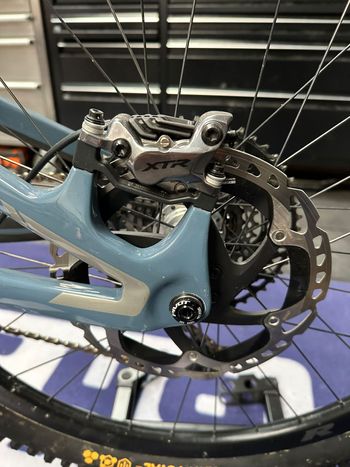 Used Pivot Shadowcat Team XTR 2023 2023 Mountainbike, Blue, 27.5 — image 35 of 38