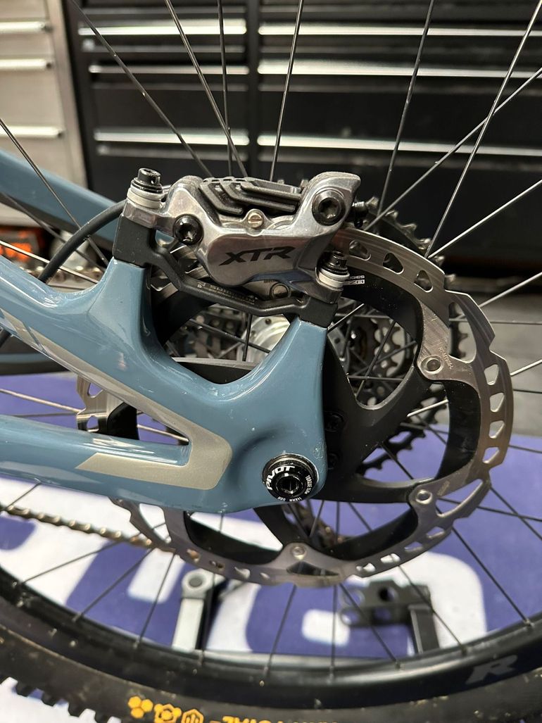 Used Pivot Shadowcat Team XTR 2023 2023 Mountainbike, Blue, 27.5 — image 35 of 38