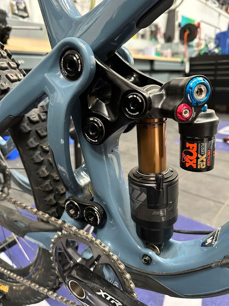 Used Pivot Shadowcat Team XTR 2023 2023 Mountainbike, Blue, 27.5 — image 5 of 38