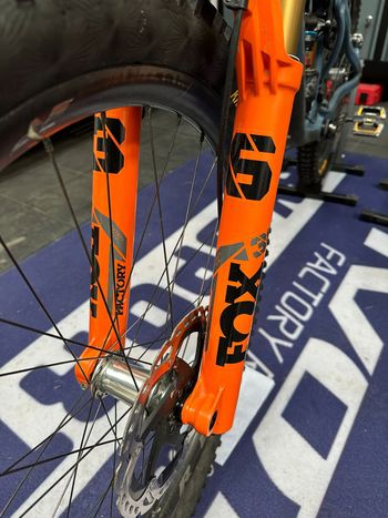 Used Pivot Shadowcat Team XTR 2023 2023 Mountainbike, Blue, 27.5 — image 32 of 38