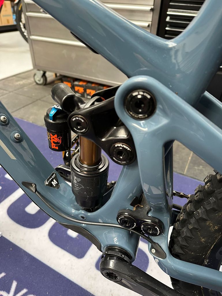 Used Pivot Shadowcat Team XTR 2023 2023 Mountainbike, Blue, 27.5 — image 34 of 38