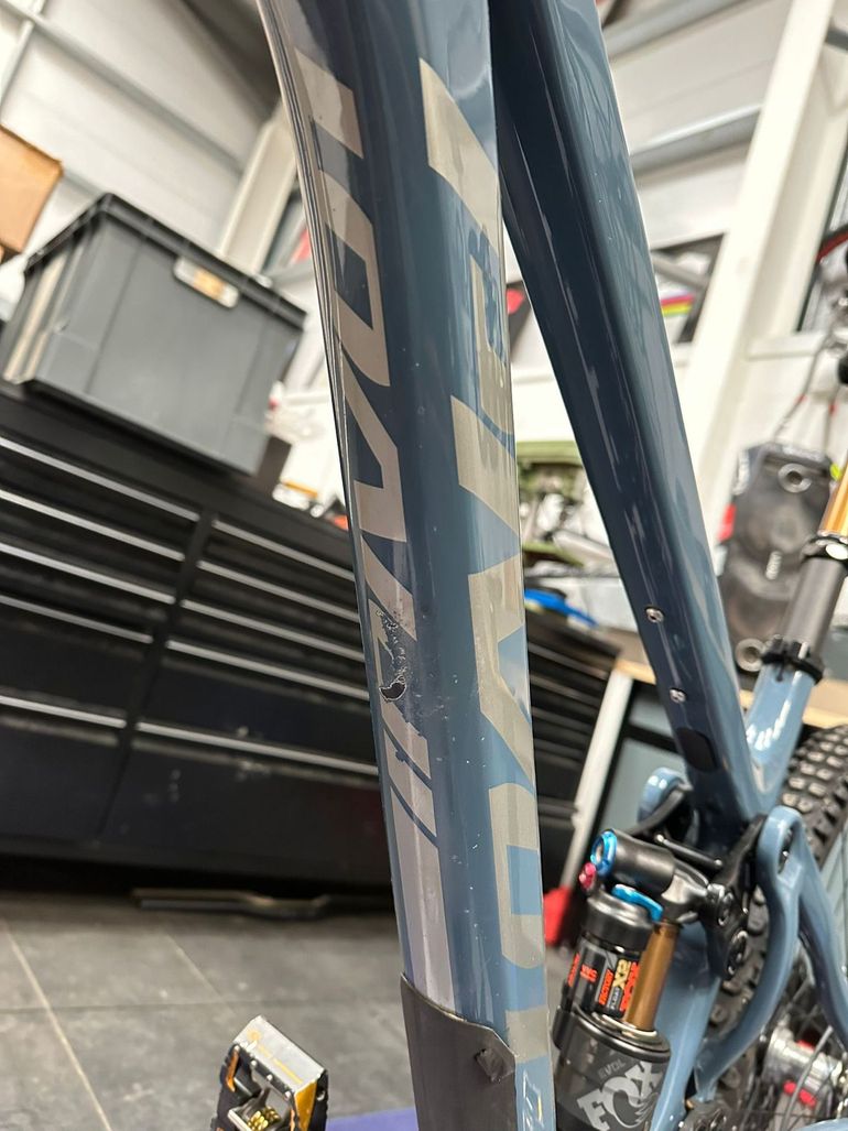Used Pivot Shadowcat Team XTR 2023 2023 Mountainbike, Blue, 27.5 — image 17 of 38