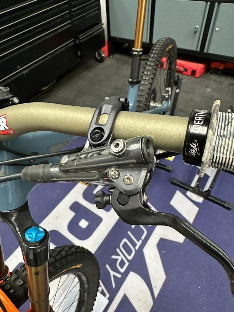 Used Pivot Shadowcat Team XTR 2023 2023 Mountainbike, Blue, 27.5 — image 23 of 38