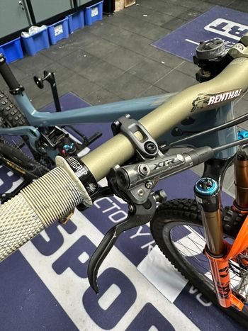 Used Pivot Shadowcat Team XTR 2023 2023 Mountainbike, Blue, 27.5 — image 22 of 38