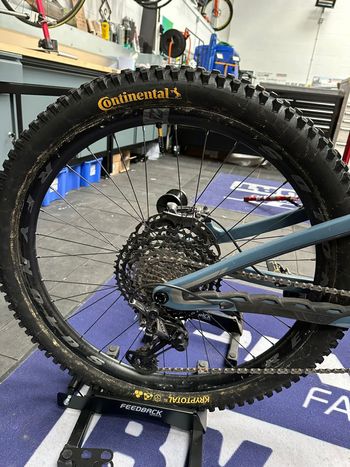 Used Pivot Shadowcat Team XTR 2023 2023 Mountainbike, Blue, 27.5 — image 8 of 38