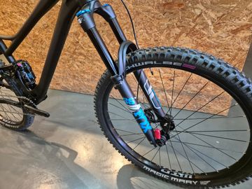Used Banshee Titan v3.2 2024 Mountainbike, Black — image 2 of 6