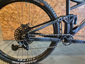 Used Banshee Titan v3.2 2024 Mountainbike, Black — image 5 of 6