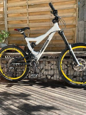 Commencal VIP SUPREME DH V3 650B ROCKSHOX used in M buycycle Slovenia