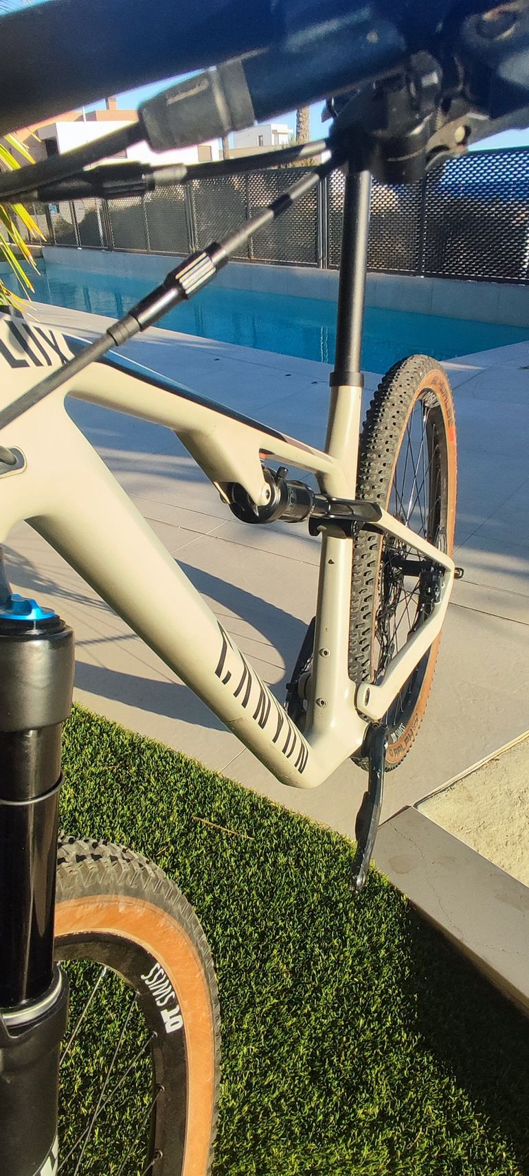Used Canyon Lux Trail CF 6 2022 2022 Mountainbike, Light Gray, 29 — image 6 of 10
