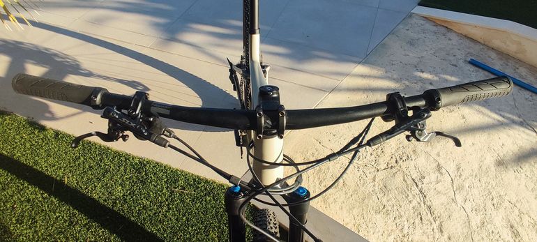 Used Canyon Lux Trail CF 6 2022 2022 Mountainbike, Light Gray, 29 — image 5 of 10
