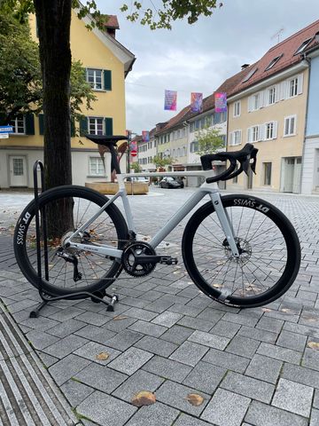 Focus IZALCO MAX 9.8 2024 2024 Road & Gravel usato, Grigio chiaro — immagine 1 di 3