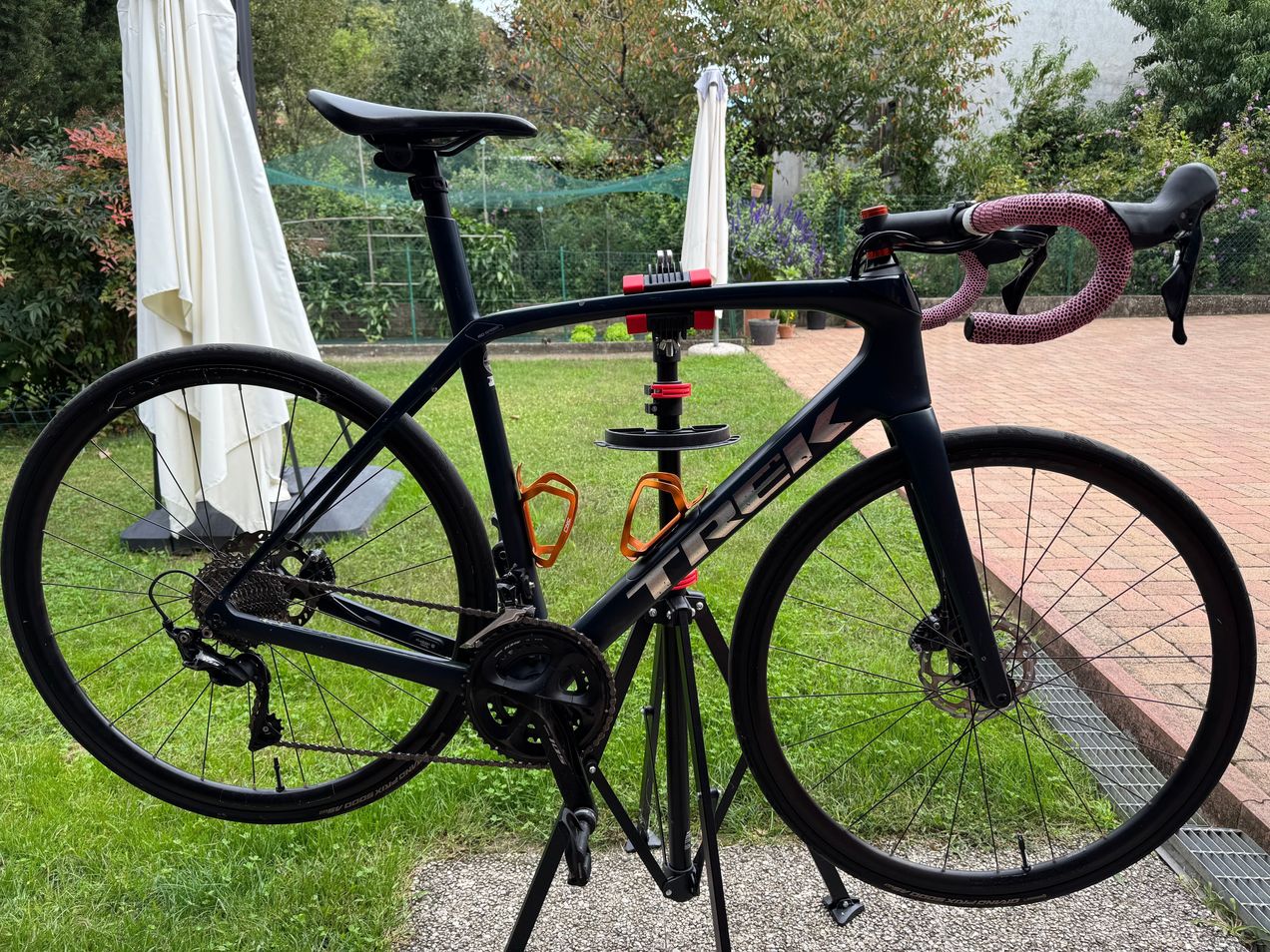 Trek Domane SL 5 Disc used in 56 cm buycycle Ireland