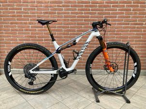 Canyon - Lux CF SLX 9 TEAM 2022, 2022