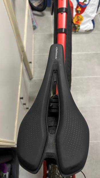 Used Giant Revolt 1 2023 Road & Gravel, Red — image 9 of 9