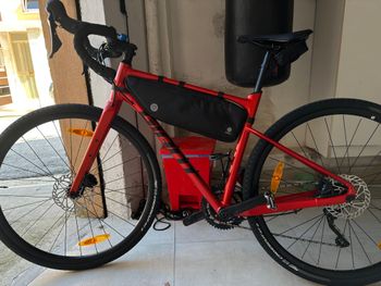 Used Giant Revolt 1 2023 Road & Gravel, Red — image 2 of 9