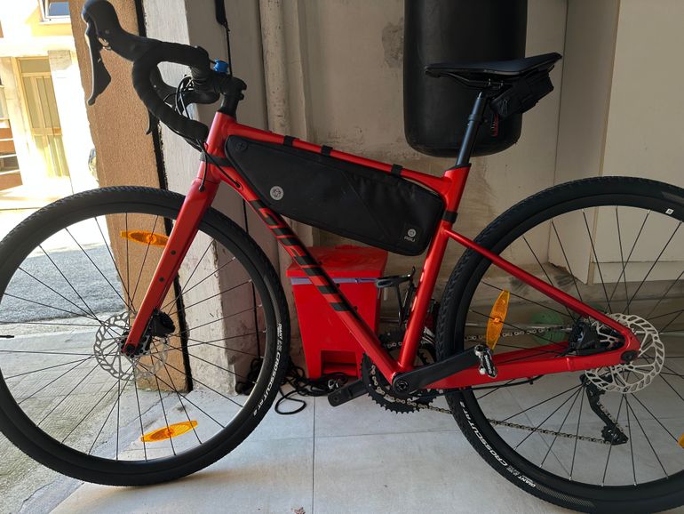 Used Giant Revolt 1 2023 Road & Gravel, Red — image 2 of 9