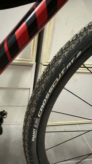 Used Giant Revolt 1 2023 Road & Gravel, Red — image 5 of 9