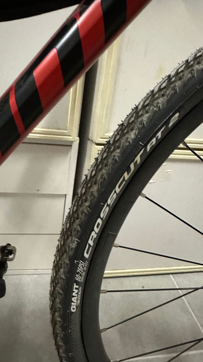 Used Giant Revolt 1 2023 Road & Gravel, Red — image 5 of 9