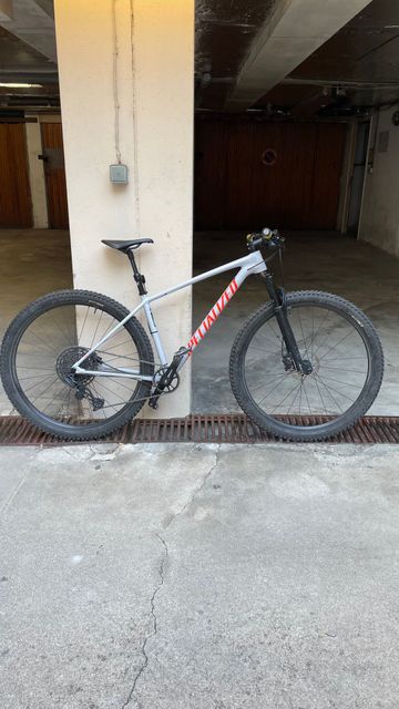 Used Specialized Chisel Comp 2020 2020 Mountainbike, Light Gray, 29 — image 1 of 4
