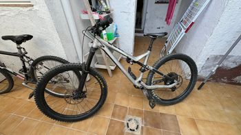 Used Commencal META AM V4.2 RACE EAGLE 2017 2017 Mountainbike, Gris claro — image 1 of 11
