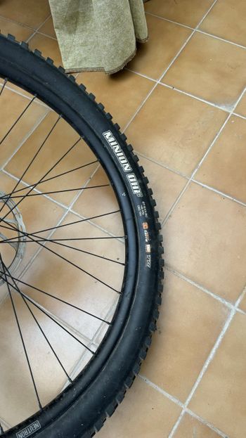 Used Commencal META AM V4.2 RACE EAGLE 2017 2017 Mountainbike, Gris claro — image 10 of 11